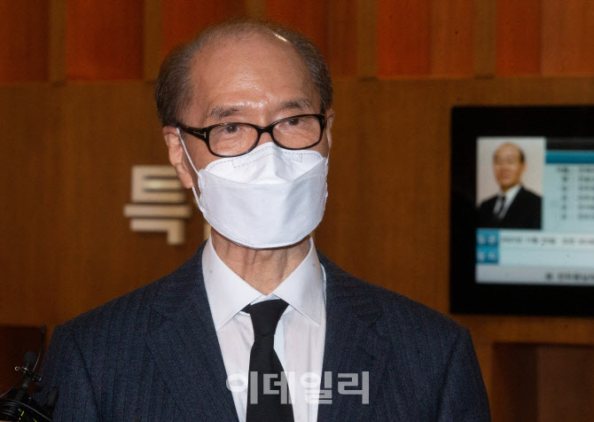 취재진 질문에 답하는 김용갑 전 청와대 민정수석                                                                                                                                                    