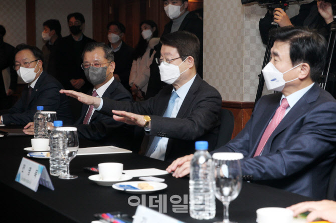  대화나누는 생명보험사 CEO                                                                                                                                                                        