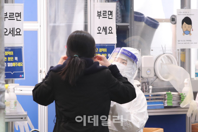 코로나19 검사하는 의료진                                                                                                                                                                          