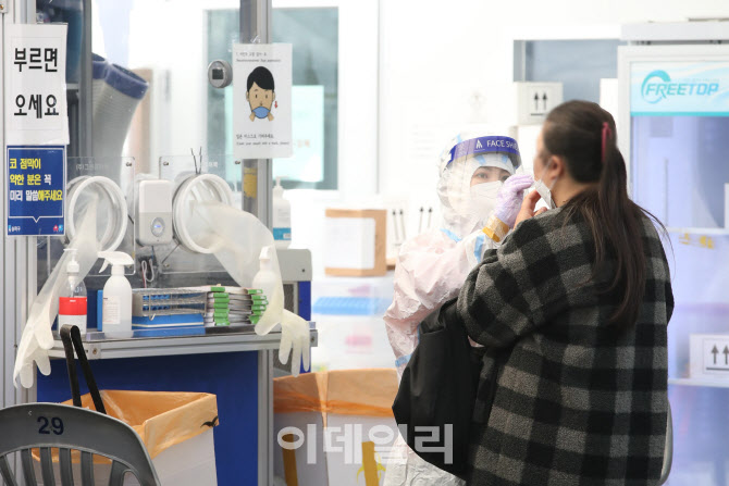 코로나19 급속하게 확산, 검사하는 의료진                                                                                                                                                           
