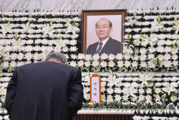 故전두환 장례 사흘째에 입관식…빈소 밖 유튜버·시민단체 '고성'