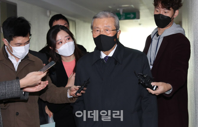 개인사무실 출근하는 김종인 전 비상대책위원장                                                                                                                                                      