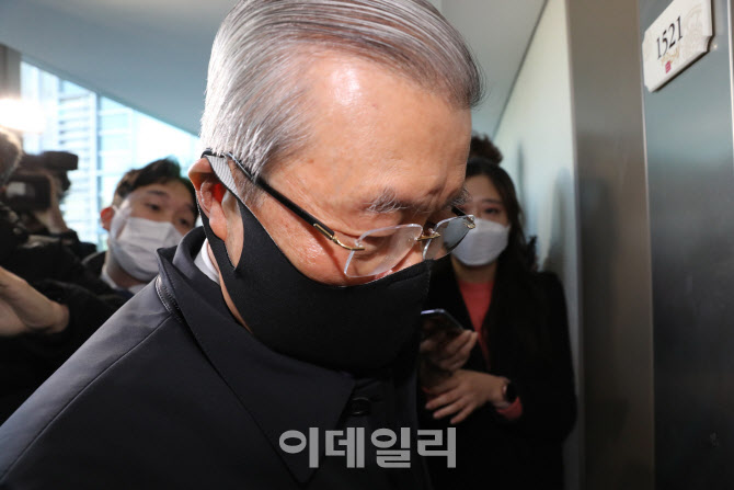 개인사무실 출근하는 김종인 전 국민의힘 비상대책위원장                                                                                                                                             