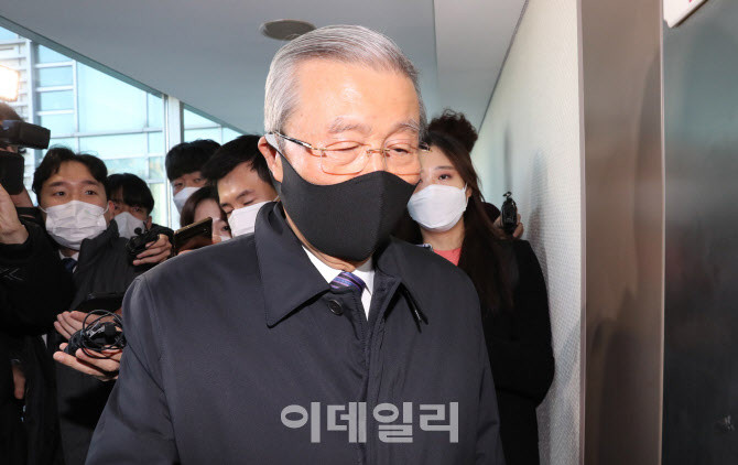 취재진 질문 받는 김종인 전 국민의힘 비대위원장                                                                                                                                                    