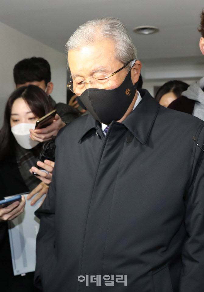 광화문 개인 사무실 출근하는 김종인 전 비대위원장                                                                                                                                                  