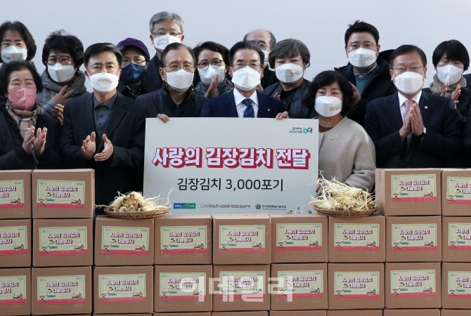  사랑의 김장김치 전달하는 이성희 농협회장                                                                                                                                                         