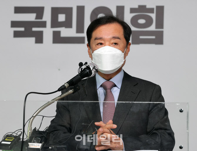 취재진 질문에 답하는 김병준 국민의힘 상임선대위원장                                                                                                                                               