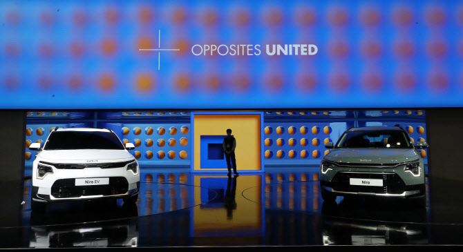  전시되어 있는 기아 니로 EV                                                                                                                                                                       