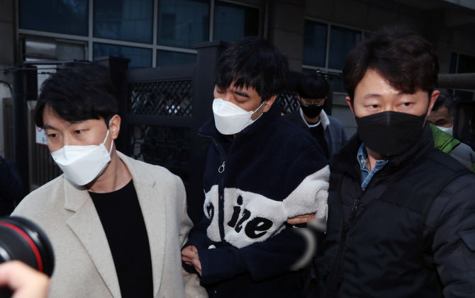  호송차 향하는 김병찬                                                                                                                                                                             