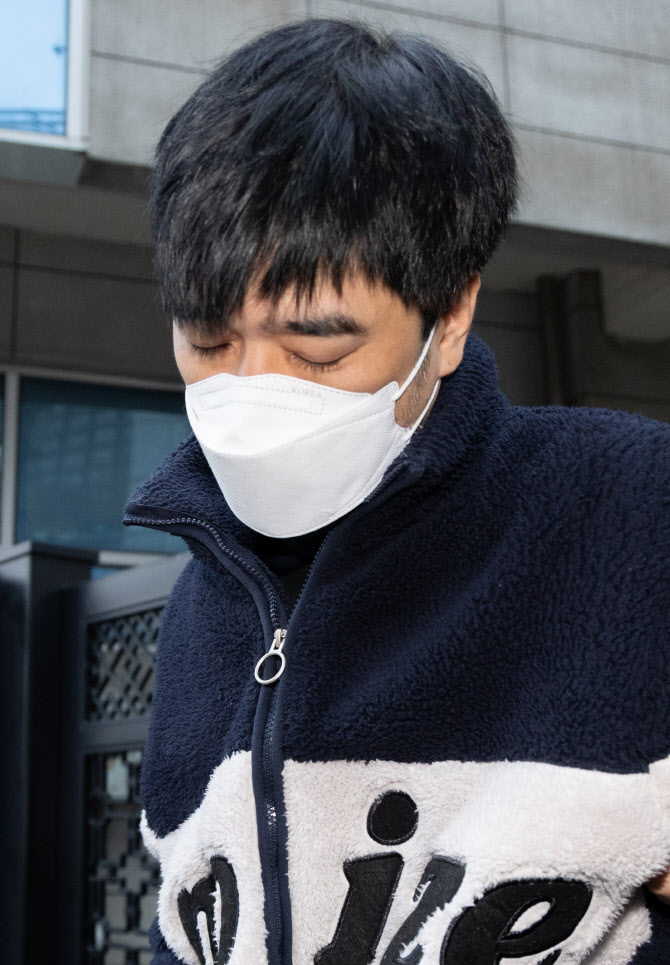 호송차 향하는 '스토킹 살해' 김병찬                                                                                                                                                            