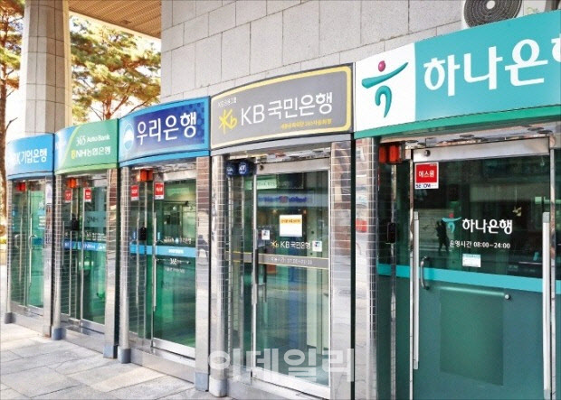 대기자금 690조...끌어올 수도 놔둘 수도 없는 금융권