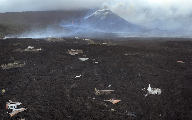  가옥들 집어삼킨 스페인 화산 용암                                                                                                                                                                 
