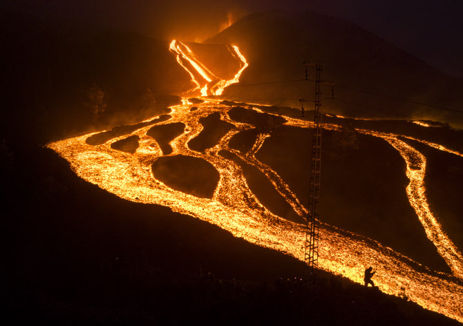  영화의 장면처럼 흘러내리는 스페인 화산 용암                                                                                                                                                      