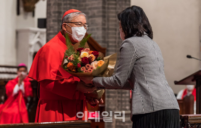 '꽃다발 받는 염수정 추기경'                                                                                                                                                             