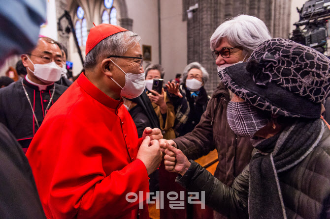 '미소 보이며 떠나는 염수정 추기경'                                                                                                                                                      