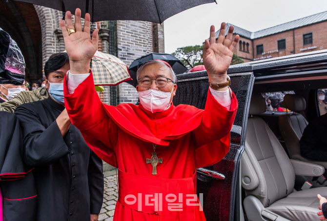 '미소로 명동성당 떠나는 염수정 추기경'                                                                                                                                                  