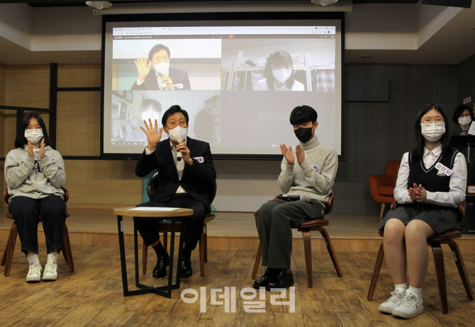  '서울런' 온라인 시연하는 오세훈 시장                                                                                                                                                   