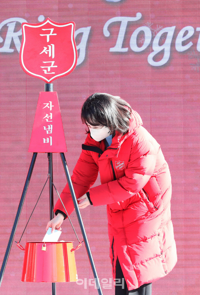 헌금하는 '이재명 대선후보 부인' 김혜경 씨                                                                                                                                               