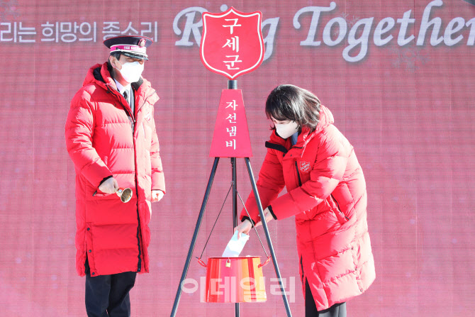 자선냄비 헌금하는 '이재명 대선후보 부인' 김혜경 씨                                                                                                                                      