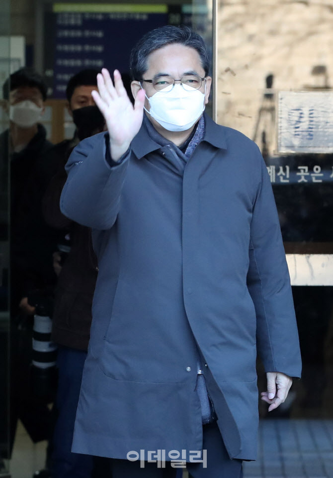 영장실질심사 마치고 나서며 손 흔드는 곽상도 전 국민의힘 의원                                                                                                                                      