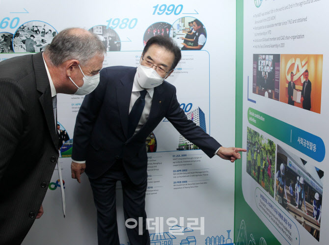  농협 홍보부스 살펴보는 이성희 회장과 ICA회장                                                                                                                                                     