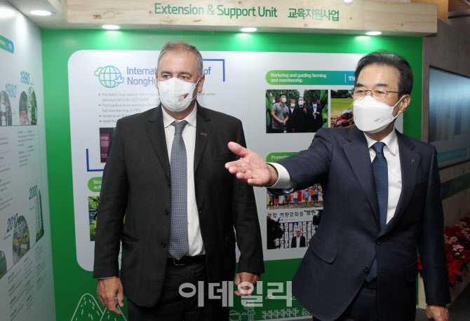  농협 60년사 살펴보는 이성희 회장과 ICA회장                                                                                                                                                       