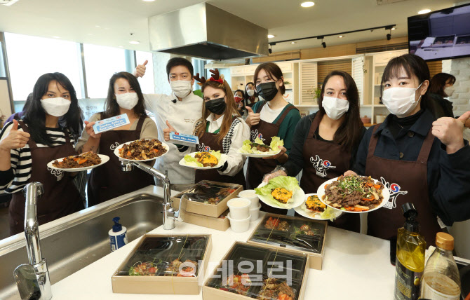  외국인 참가자들, "한우 좋아요~"                                                                                                                                                        