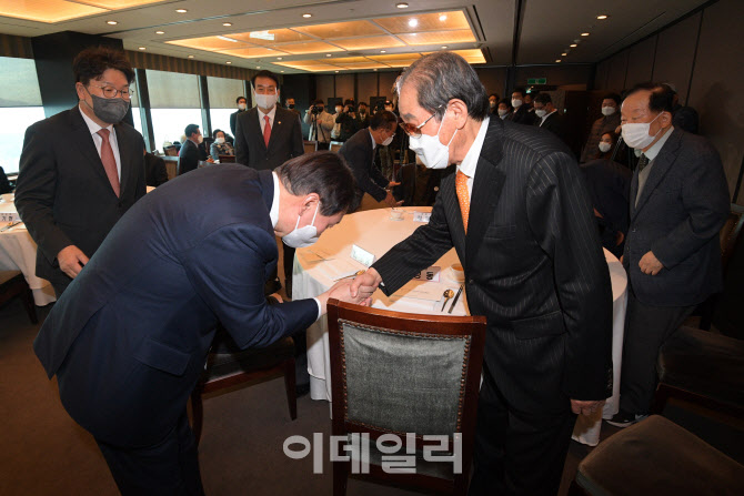 '당 원로들에게 인사하는 윤석열'                                                                                                                                                         