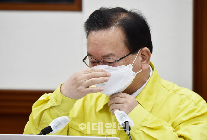  마스크 다시 쓰는 김부겸 총리                                                                                                                                                                     