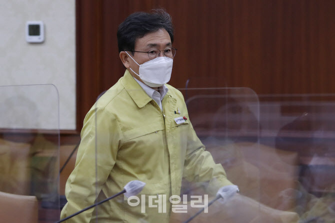  중대본 회의 참석하는 권덕철 장관                                                                                                                                                                 