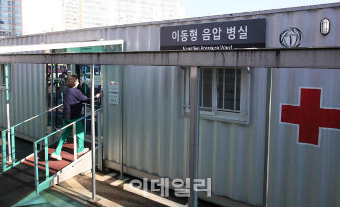 이동형 음압병실로 향하는 의료진                                                                                                                                                                   