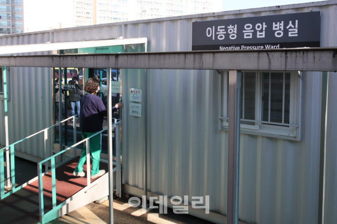 코로나19 이동형 음압병실로 향하는 의료진                                                                                                                                                          