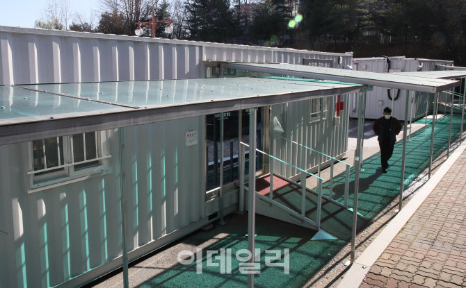 서북병원 앞 설치된 이동형 음압 병실                                                                                                                                                               