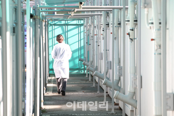 이동형 음압 병실로 향하는 의료진                                                                                                                                                                  