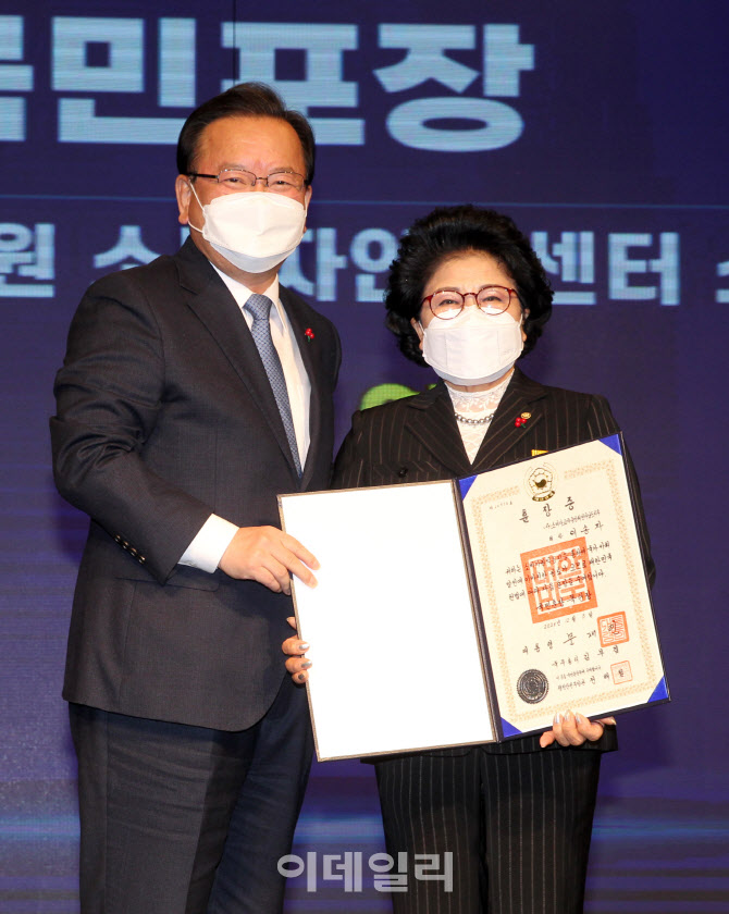  소비자의 날 국민훈장 목련장에 이송자 회장                                                                                                                                                        