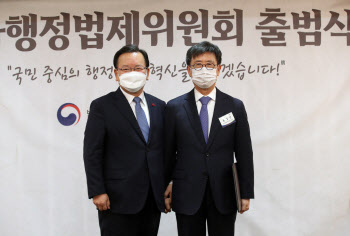 김부겸 총리-홍정선 공동위원장과 기념촬영