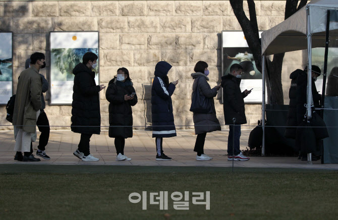  오늘부터 사회적 거리두기 강화                                                                                                                                                                    