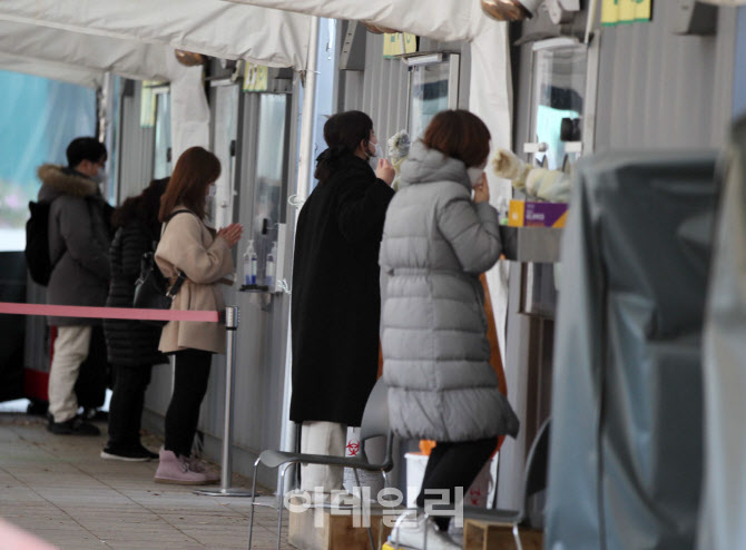  검체 채취하는 시민들                                                                                                                                                                             