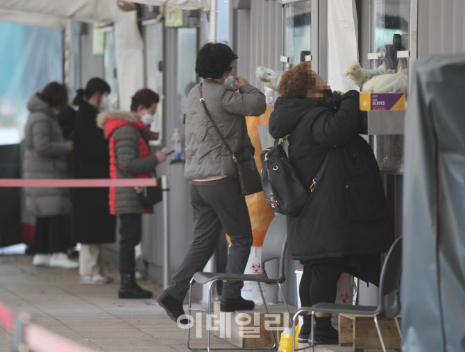  코로나19 검체 채취하는 시민들                                                                                                                                                                    