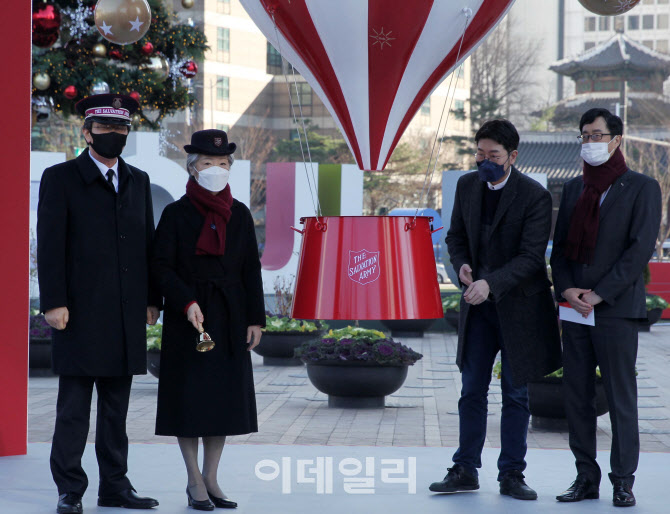  서울시청광장에서 열린 자선냄비 전달식                                                                                                                                                            