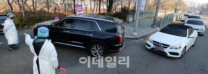 임시선별진료소 앞 길게 줄 선 차량들                                                                                                                                                               