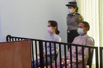 ‘미얀마 민주화 상징’ 아웅 산 수치, 법원서 징역 4년형