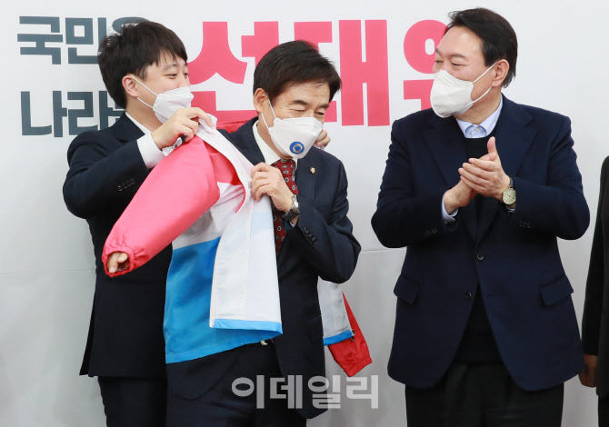 이용호, '국민의힘 입당...공동선대위원장 맡아'                                                                                                                                           