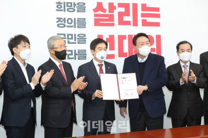 무소속 이용호 의원, '국민의힘 전격 입당'                                                                                                                                                