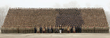 北 김정은, 군 간부들과 기념사진…“혁명가 중의 혁명가”