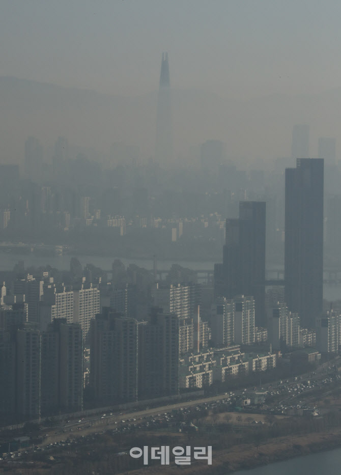 초미세먼지로 뿌옇게 보이는 도심                                                                                                                                                                   