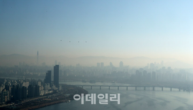 파란하늘 아래 초미세먼지                                                                                                                                                                          