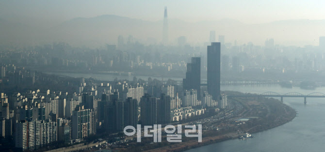 파란하늘 아래 초미세먼지 한가득                                                                                                                                                                   