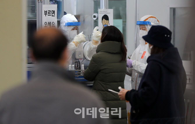 신규확진 또 7000명대 돌파...위중증 857명 '최다'                                                                                                                                         