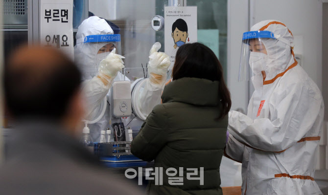 코로나19 신규확진 또 7000명대 돌파...위중증 857명 '최다'                                                                                                                                